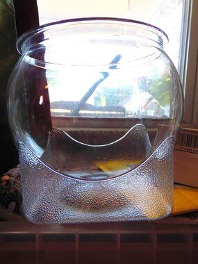 NEW -- LIGHT WEIGHT SCRATCH RESISTANT FISH TANK